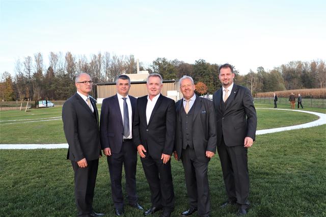 Eröffneten den Urnenfriedhof mit der Friedenstaube in Kies: Bgm. Manfred Komericky (Bildmitte) mit Geschäftsführern und Eigentümern Walter Egger, Ewald Wolf, Andreas Waldher und Roman Macher.