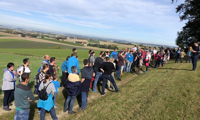 Die Wandergruppe bei einem Zwischenstopp mit Blick auf Aspach und das Innviertel.
