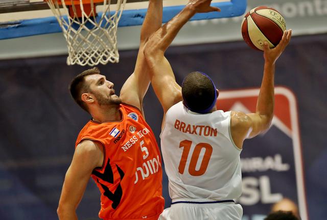 Bulle Braxton gegen EX-NBA-Spieler Jeff Withey.