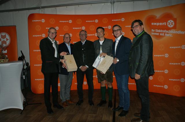 Auch Bezirkshauptmann Hannes Peißl gratulierte dem neuen Geschäftsführer.