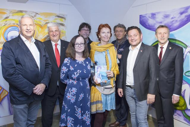 Walter Dörflinger, Vorstand Sparkasse Herzogenburg-Neulengbach Bank AG; Anton Steiner; Jutta Fischel, Kuratorin der Fine Art Galerie; Bernd Schneider, Obmann der Fine Ar Galerie; Künstlerin Margit Taus; Wolfram Geyer; Herbert Pfeffer, Bürgermeister Traismauer; Werner Bathelt, Geschäftsführer Franz Kickinger GmbH.
