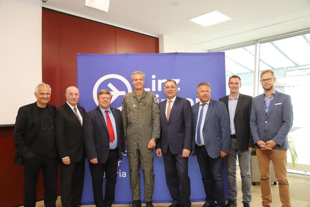 Helmut Retzl (Institut Retzl), Manfred Benischko (WKOÖ Linz-Land), Dietmar Lackner (Bürgermeister Oftering), Brigadekommandant Oberst des Generalstabsdienstes Wolfgang Luttenberger MSS, Norbert Draskovits (Geschäftsführer der Flughafen Linz GesmbH), Peter Mair (Bürgermeister Pasching)
Roman Hirnschrodt (Direktion Umwelt und Wasserwirtschaft, Abteilung Umweltschutz Land OÖ)
Alexander Pils (Leiter der Flugsicherungsstelle der Austro Control Linz) (v. l. n. r.).