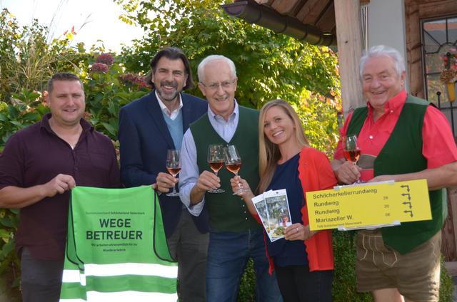 Voll im Einsatz für den Schilcherkeller-Wanderweg in Bad Gams: Mario Posch und Bgm. Josef Wallner (Stadtgemeinde), Hans Deutsch (Weinerlebnis Deutsch-Maier), Stefanie Schmid (GF Schilcherland Steiermark) und Erni Rexeis (Wanderbetreuer Bad Gams) (v.l.)