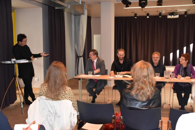 Michael Kerbler (1.v.l.) und Bezirksvorsteher Marcus Franz eröffneten das "Gleis 21" gemeinsam.