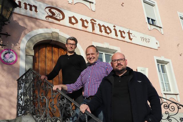 Für die neuen Eigentümer Walter Mayer, Hans Voglmayr und Helmut Zaglmaier (v. l.) ist der Dorfwirt-Kauf ein Herzensprojekt.