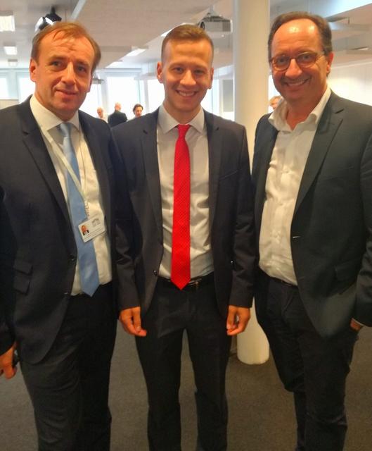 Günter Kovacs (r.) gratuliert Christian Drobits (l.) und Maximilian Köllner (m.) zur Angelobung