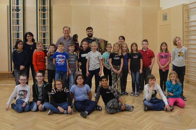 Erhard Mann, Lukas Langer, Klassenlehrerin Martina Smejkal und die Kinder der 4a Klasse