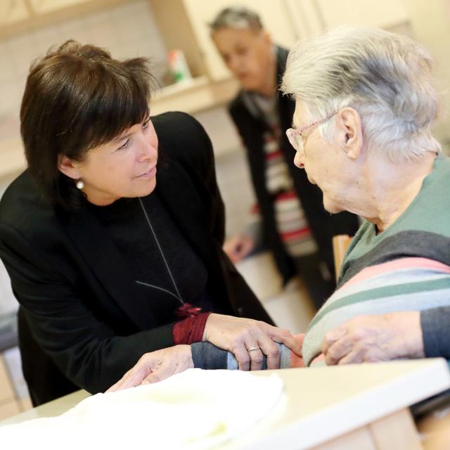 Sozial-Landesrätin Birgit Gerstorfer im Gespräch mit einer Bewohnerin im LPBZ Christkindl.