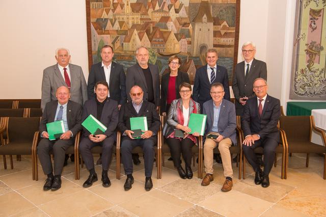 Walter Oppl, Karl-Michael Demmelbauer-Ebner, Professor Kristian Fenzl, Judith Eichenauer, Karl Eichenauer, Bürgermeister Gerald Hackl. Hinten von links: Vizebürgermeister Wilhelm Hauser, Vizebürgermeister Helmut Zöttl, Stadtrat Michael Schodermayr, Vizebürgermeisterin Ingrid Weixlberger,  Stadtrat Gunter Mayrhofer und Stadtrat Reinhard Kaufmann. | Foto: Rußkäfer   