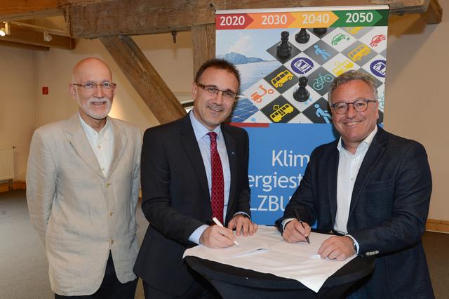 Die Firma Hagleitner Hygiene International GmbH ist als neuer Verbündeter mit dabei: Gunter Sperka, (Klimaschutzkoordinator Land Salzburg), Christian Weg, (Hagleitner Hygiene International) und Landeshauptmann-Stv. Heinrich Schellhorn.
 | Foto: LMZ/Franz Neumayr