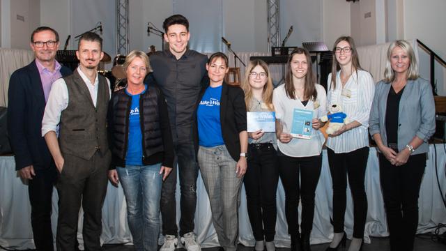 Hofrat MMag. Rainer Graf (Schulleiter des SZ-Ybbs), Wolfgang Moser (Vizeweltmeister der Zauberkunst), Sonja Kapsch (Vorstandsmitglied Verein „Make-A-Wish“), Alexander Eder (Sänger), Doris Riedl (Vorstandsmitglied Verein „Make-A-Wish“), Daniela Singer, Petra Hintersteiner, Beate Eder, Mag. Andrea Siebeneicher (Projektbetreuerin) (v. l.) | Foto: Schulzentrum Ybbs