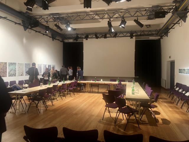 Leerer Saal im Laßnitzhaus: Die Deutschlandsberger Gemeinderatssitzung wurde vor der Abstimmung über das Hallenbad abgebrochen - das gab es noch nie.