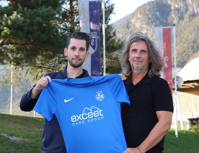 exceet Card Austria-Vorstand Robert Wolny (re.) übergab die neuen Dressen an Mathias Wegscheider.