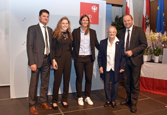 LH-Stv. Josef Geisler und Sportvorstand Reinhard Eberl mit Mountainbike- und Straßenrad-Weltmeisterin Laura Stigger und Skirennläuferin Ricarda Haaser (Mi.).