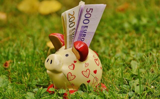 Die TirolerInnen sind fleißig am sparen. Im Durchschnitt legen sie pro Monat 274 Euro auf die Seite.