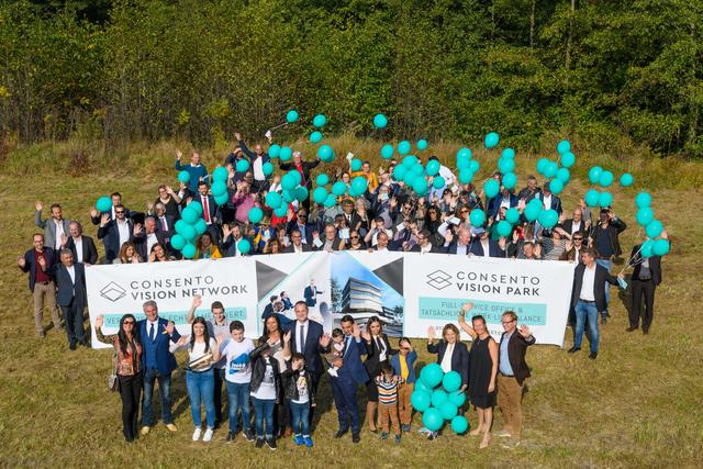 Aufsteigende Luftballons und viele gute Wünsche in einer Zeitkapsel – so feierte die Real Seven GmbH den Baustart für ein neuartiges Büro- und Geschäftsgebäude am Angererweg in Wartberg.