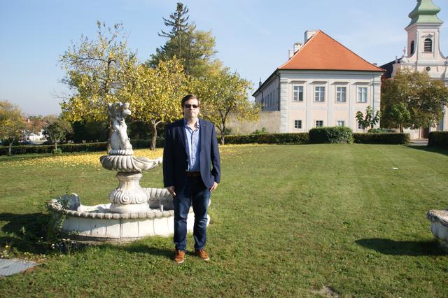 Der Musiker erinnert sich am Kirchenplatz an frühere Erlebnisse.