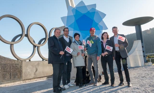 Vorfreude auf die Winter Games: Josef Geisler, Organisator Georg Spazier, TVB-Direktorin Karin Seiler-Lall, WWMG-Botschafter Alexander Pointner, Samantha Hayward (Sport-Direktorin International Masters Games Association) und Bgm. Georg Willi (v.l.n.r.)