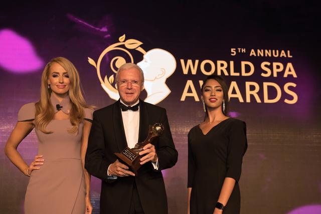 Gerhard Gucher, Direktor der VAMED Vitality World, zeigt sich über den „Oscar der Tourismusbranche“ erfreut.