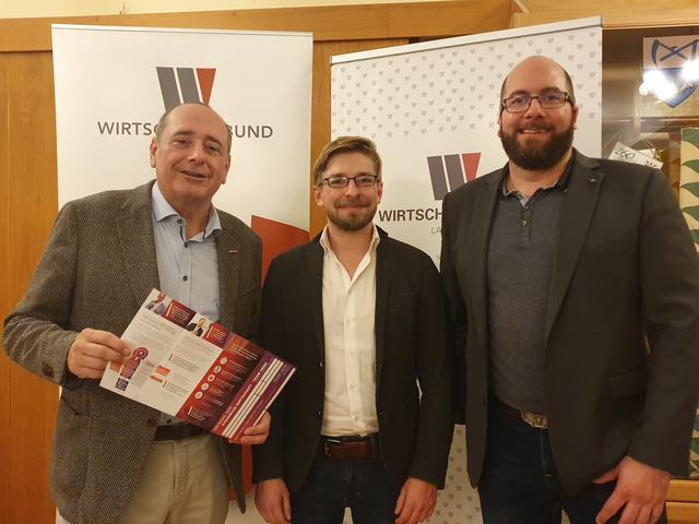 Beim Business-Stammtisch in Lannach: Obmann KommR Manfred Kainz mit Vortragendem Michael Radspieler, MA, sowie OGO Martin Halm (v.l.).