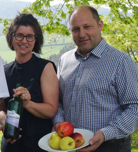 Bezirksbäuerin Ursula Reiter und Kammerobmann Sepp Wumbauer präsentieren Tafeltraubensaft und Obst aus dem Bezirk Weiz.