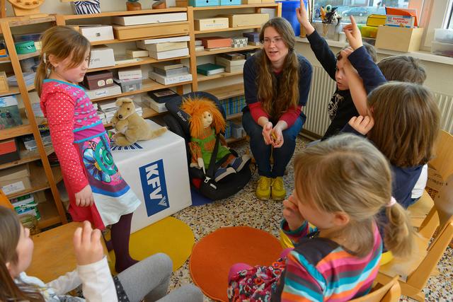 Gurti informiert die Kinder über Gefahren im Verkehr.