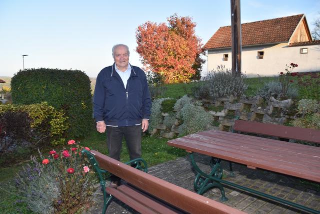 Altbürgermeister Franz Jandrasits führt uns zum nett gestalteten Rastplatzl im Untertrum, ...