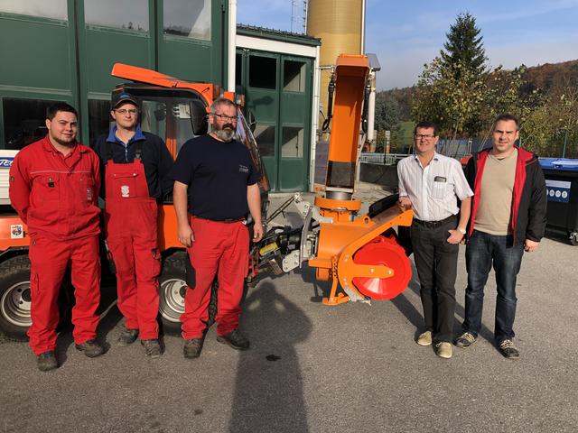 Dominik Schädl, Christoph Leitner, Stefan Schiefer, Bgm. Albert Pitterle und Bauamtsmitarbeiter Ing. Thomas Schweiger bei der Übernahme.