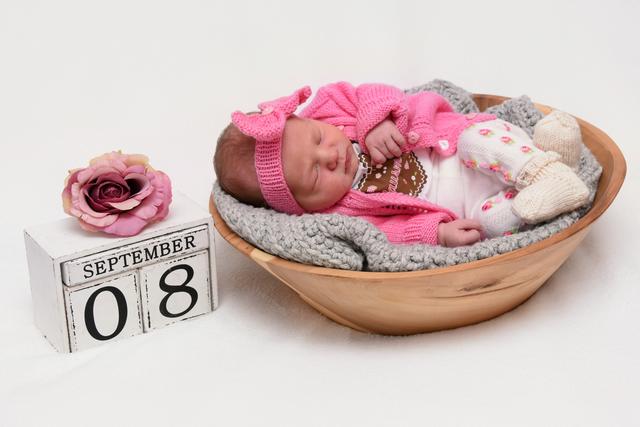 Anika Sophie Lindner, Geboren: 08.09.2019, Eltern: Katrin Lindner und Konrad Pichler aus St. Margarethen/R., Gewicht: 3440 g, Größe: 51 cm