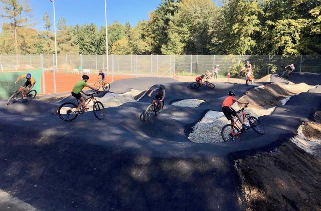 Erst vor wenigen Tagen ist der Pumptrack fertig geworden – und wird, wie man sieht, gut angenommen.