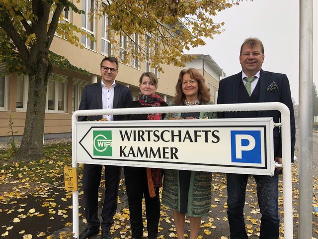Am Bild von links Steuerberater Andreas Pfeiffer, HAK-Perg-Direktorin Gabriela Teubenbacher, Schul-Qualitätsmanagerin Notburga Astleitner und Wirtschaftskammer-Bezirksobmann Wolfgang Wimmer