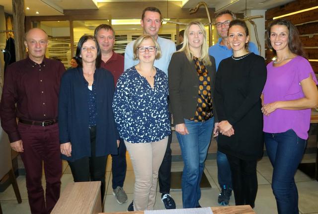 Bürgermeister Johann Reiter mit den Vorstandsmitgliedern Silvana Böhm, Stephan Niedermayr, Regina Gabriel, Alex Osterer (hinten), Obfrau Antje Kronnerwetter, Harald Lettner, Boglarka Czupi-Farkas und Christine Platzer.