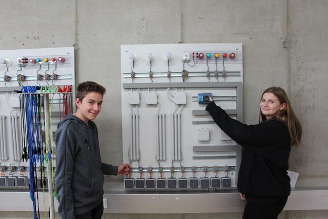 Markus Neumeister und Chiara Holzer interessieren sich für das neue Elektrotechniklabor.