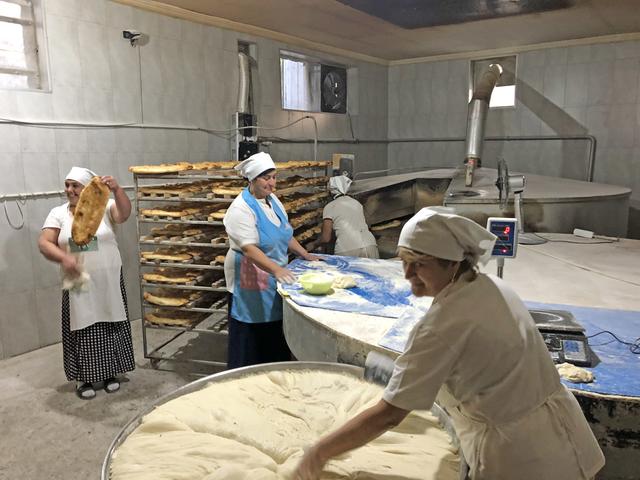 Bäckerinnen in Lagodechi an der Grenze zu Aserbaidschan backen mit Mehl, das mit Weizen aus OÖ hergestellt wurde.