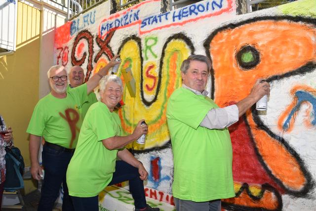 Olbendorfer Pensionisten zeigten sich beim Sprayen ausgelassen wie die Jungen.