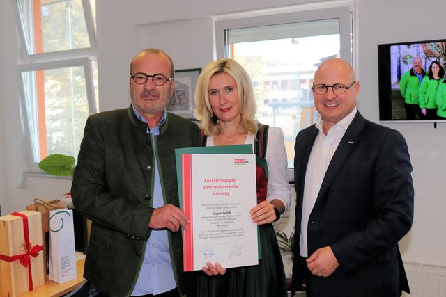 Peter Sükar von der WKO Voitsberg gratulierte der Familie Hauser in Bärnbach zum 30-jährigen Jubiläum.