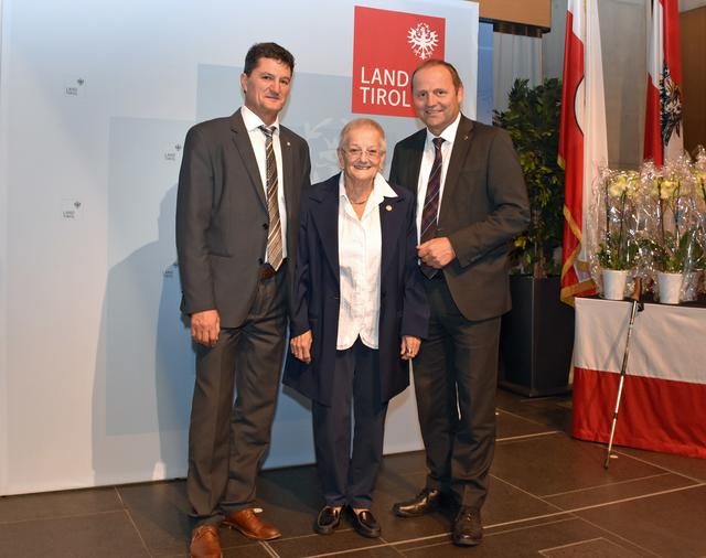 Als eine von 31 FunktionärInnen erhielt Brigitte Schiermayr von der Turnerschaft Innsbruck das Tiroler Sportehrenzeichen. LHStv Josef Geisler (re.) und Sportvorstand Reinhard Eberl gratulierten der Grande Dame des Badmintonsports.