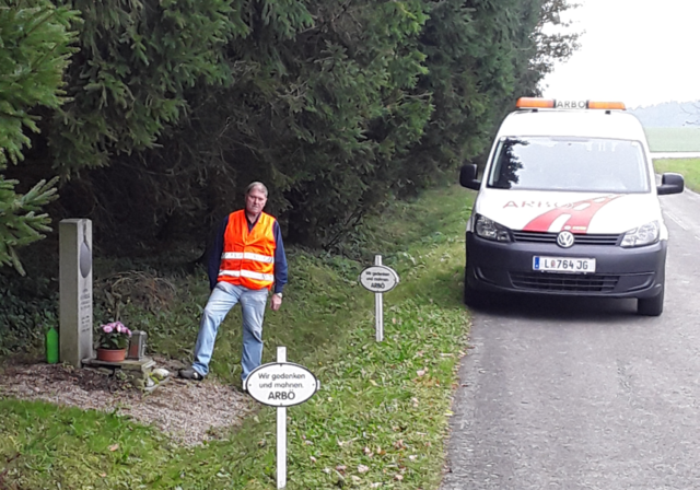 ARBÖ-Funktionär Franz Schauer beim Aufstellen der weißen Kreuze in der Gemeinde Waizenkirchen.