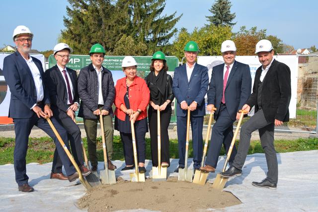 Wolfgang Schenk, Bauamtsleiter Korneuburg; Josef Hofstätter, Kundenbetreuer Großwohnbau HYPO NOE; Christian Gepp, Bürgermeister Korneuburg; Helene Fuchs-Moser, Vizebürgermeisterin Korneuburg; Christina Pajpach, Geschäftsführerin PMP Immobilien; Leopold Pajpach, Gründer und Projektentwickler PMP Immobilien; Michael Swoboda, Leiter Großwohnbau HYPO NOE; Günther Pinz, Prokurist Georg Fessl GmbH