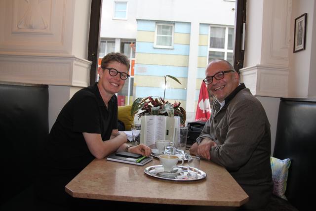 Im Gespräch. Grüne Klubobfrau Barbara Obermaier und Simon Ziegler im Ottakringer Cafe Ritter.