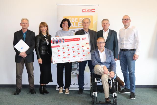 Stellen auf der Pressekonferenz alle Details zur Schärdinger Lehrlingsmesse 2019 vor: Harald Slaby (AMS Schärding), Eva Panholzer (Bildungsregion Innviertel), Monika Wilks (PTS Münzkirchen), Johann Froschauer (WK Obmann), Christian Gumpinger (Lehrlingsausbilder Firma Leitz), Alois Ellmer (Leiter Wirtschaftskammer Schärding) und Erich Mayr (ÖSB Consulting).