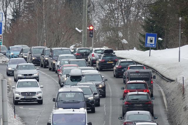 Die Tiroler Landesregierung will mit Fahrverboten für den Winter den Stau-Ausweichverkehr unterbinden.