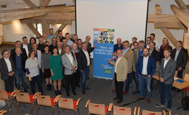 Netzwerktreffen der SALZBURG-2050-Partner in der Stieglbrauerei Salzburg: Landeshauptmann-Stellvertreter Heinrich Schellhorn mit den Seminarteilnehmern.