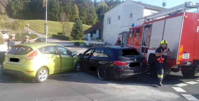 An den zwei Fahrzeugen entstand erheblicher Sachschaden. | Foto: Feuerwehr Ollersdorf