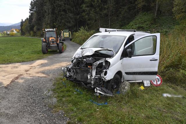 Sowohl der Auto- als auch der Traktorlenker wurden bei der Kollision verletzt und mussten ins Krankenhaus gebracht werden.