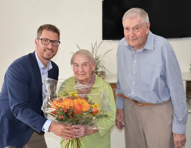 Bgm. Christian Härting gratulierte Ottilia Rödlach zum 90. Geburtstag. Rechts Anton Rödlach, der 93-jährige Gatte der Jubilarin.