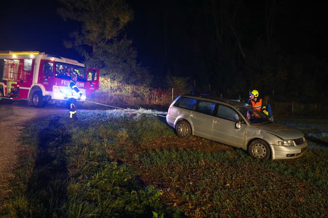 Die Feuerwehr zog das Unfallwrack per Seilwinde aus dem Feld.