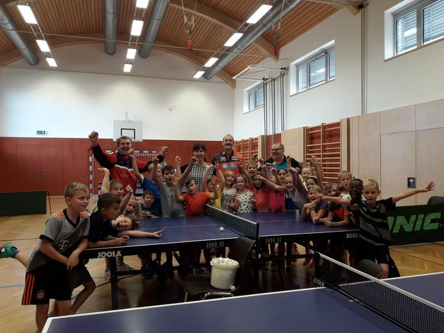 Rudolf Schwingenschlögl, Hubert Kickl, Viktor Schober, Klassenlehrerin Judith Koller und die Kinder der 3. Klasse