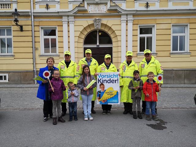 Schülerlotsen: Johannes Blümel, Karl Edinger, Gerhard Hofbauer, Rudolf Schleritzo und Josef Weikartschläger
Kinder: Anna und Florian Hofbauer, Ines, Nelly und Leo Widhalm