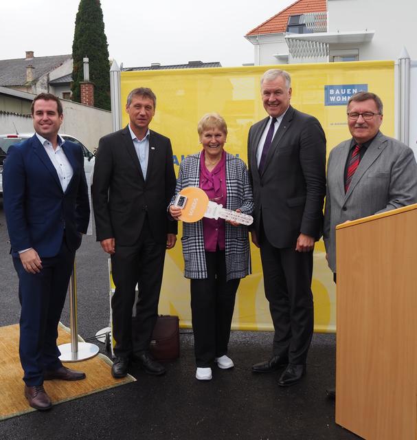 Dir. DDI Peter Forthuber, MBA, Dir. MMag. Dr. Erlefried Olearczick, MBA, Bewohnerin Ingrid Edmayer, Landesrat Dr. Martin Eichtigner, Bügermeister Josef Anzböck.
